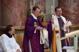 Präses Pfarrer Markus Bolowich und Diözesanpräses Wilfried Wittmann überreicht eine Kolping-Stola im Gottesdienst.