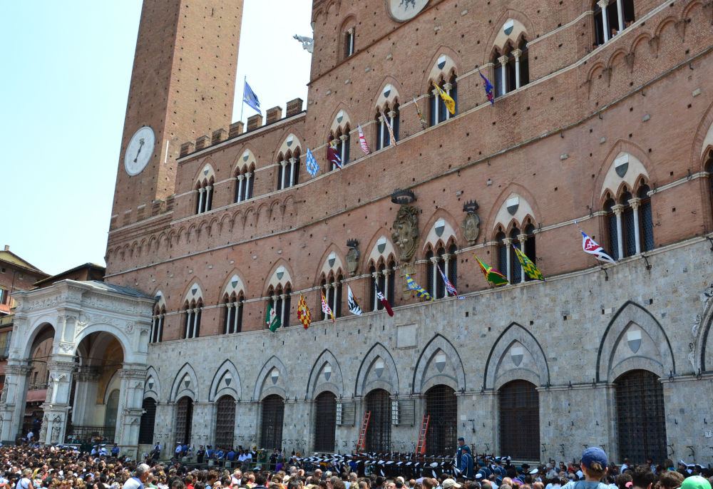 Palio di Siena Blick auf das Rathaus